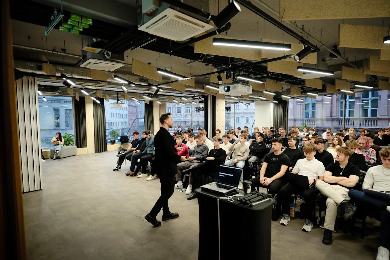 Přednášející před publikem na HustlerMeetu