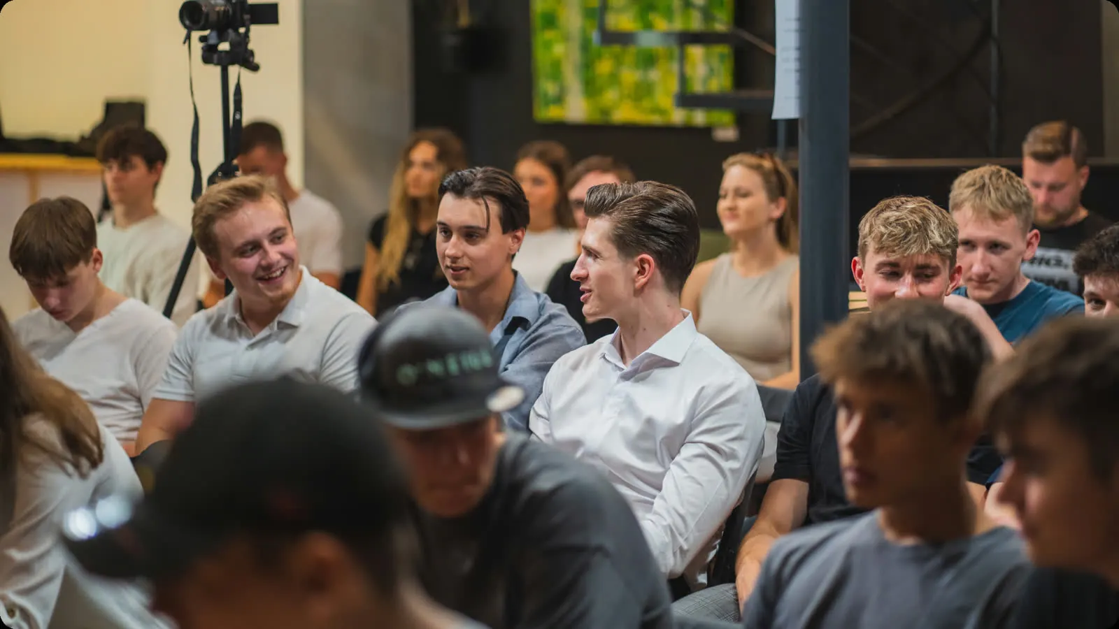Účastníci během networkingu na HustlerMeetu