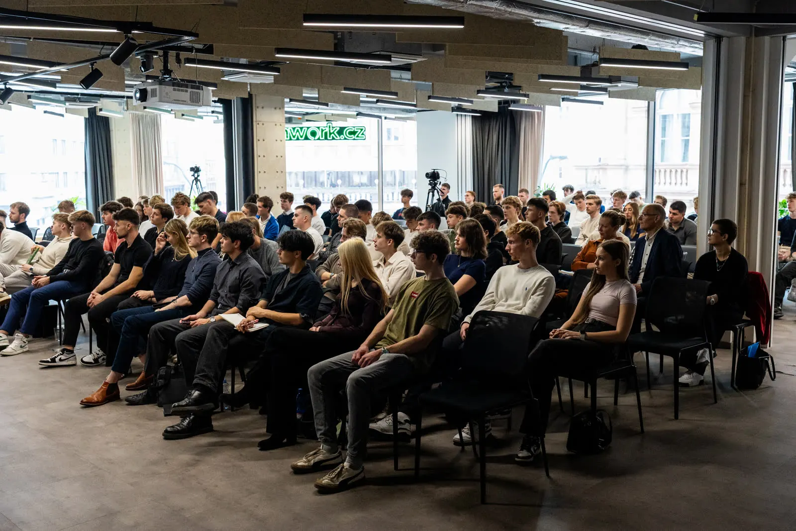 Publikum během přednášky na HustlerMeetu