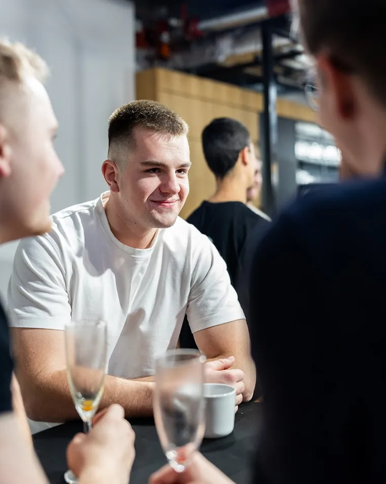 Účastníci HustlerMeetu u drinků během networkingu