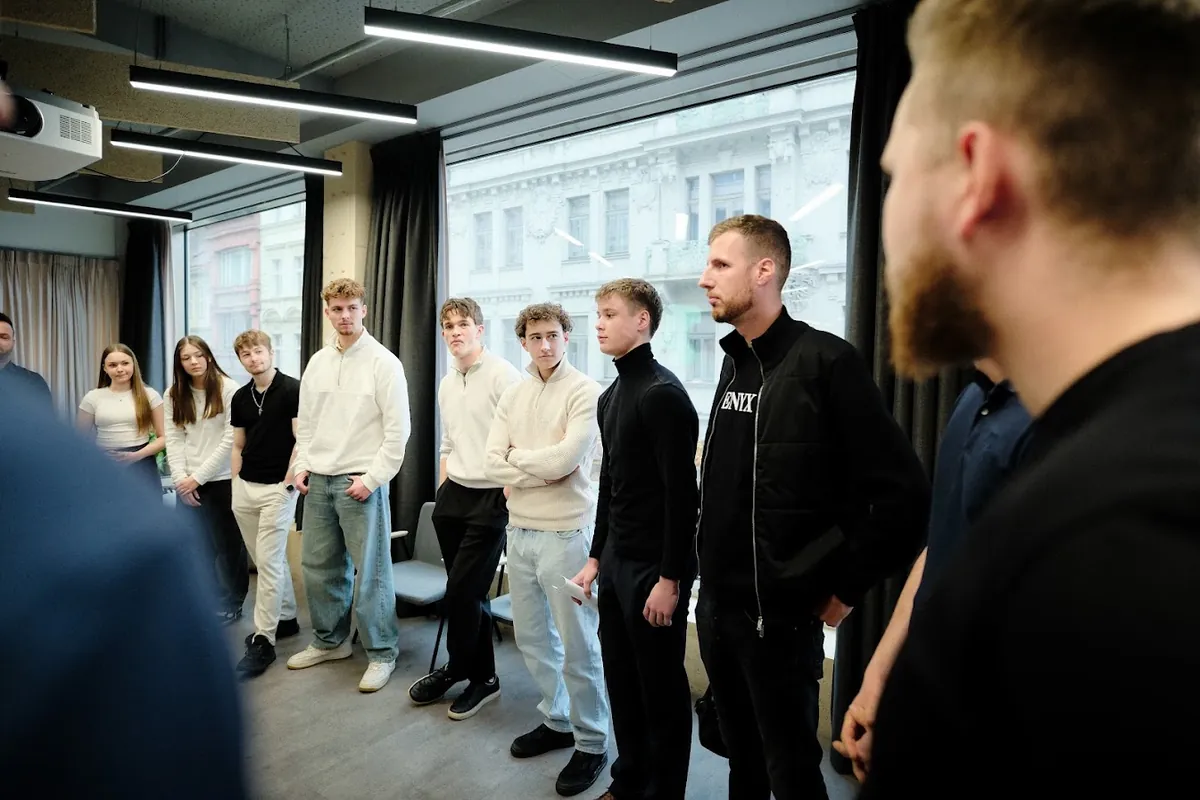 Účastníci během networkingu